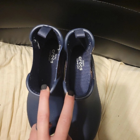 W7 Crocs - Picture 3 of 4